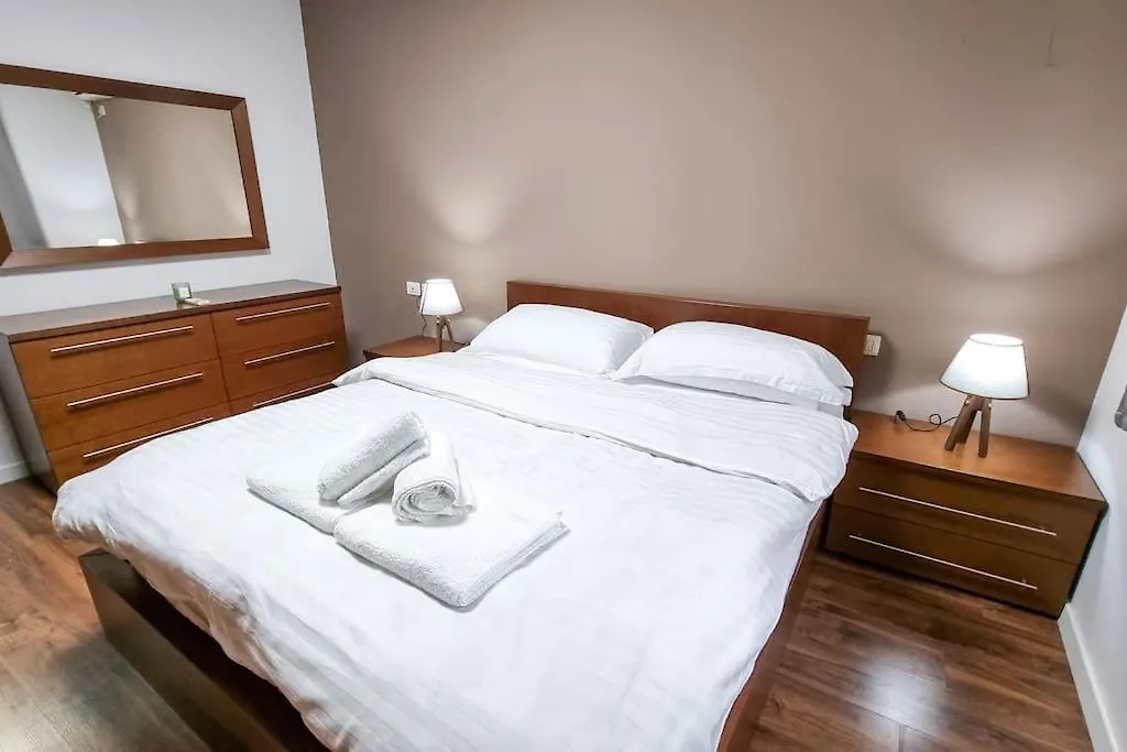 City Center 2Br Apartment Тирана Албания