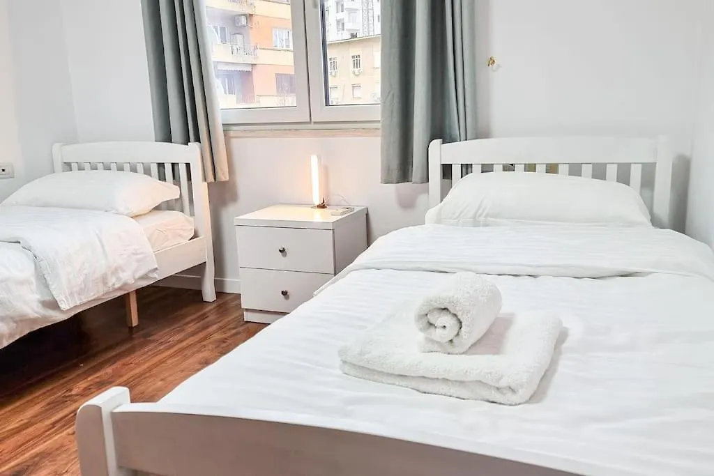 City Center 2Br Apartment Тирана