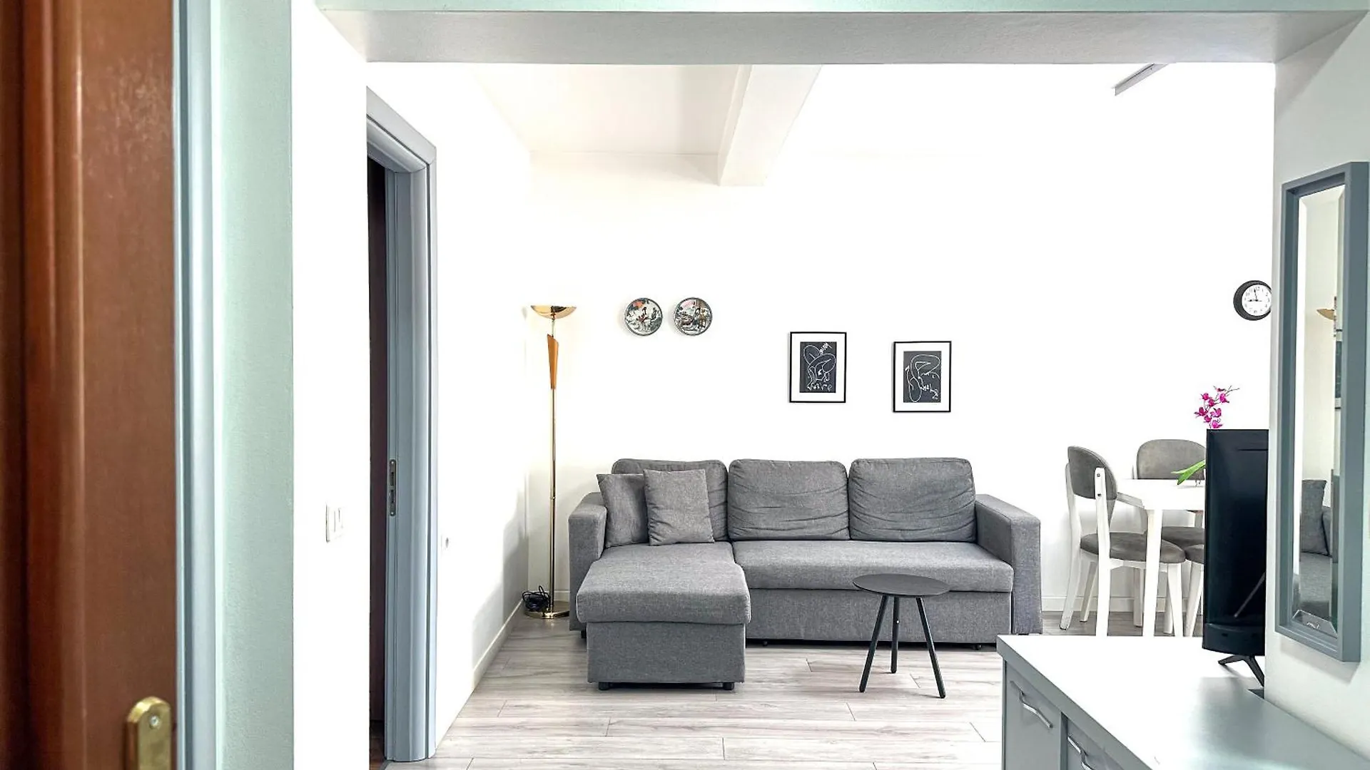 City Center 2Br Apartment Тирана