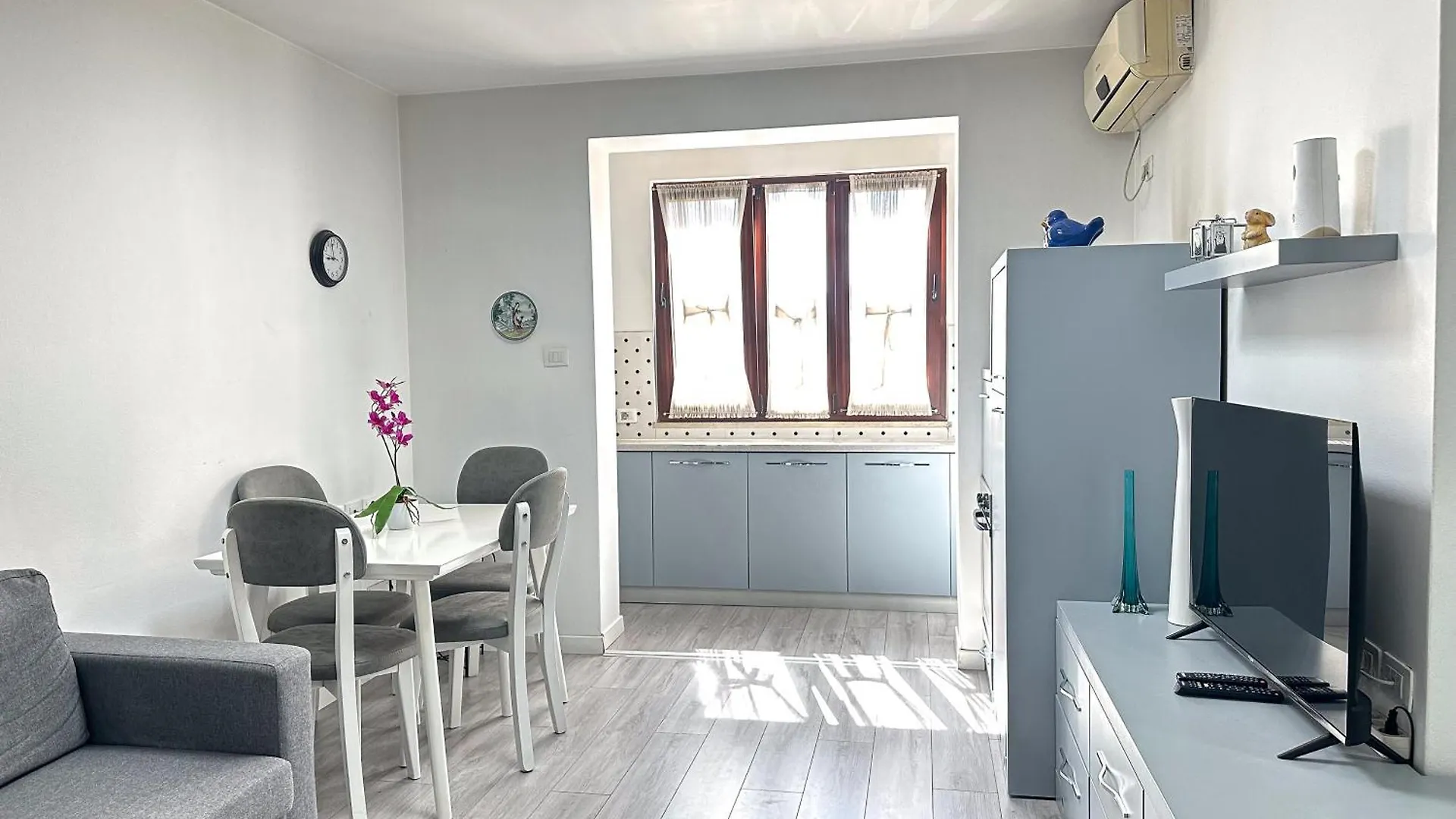 City Center 2Br Apartment Тирана