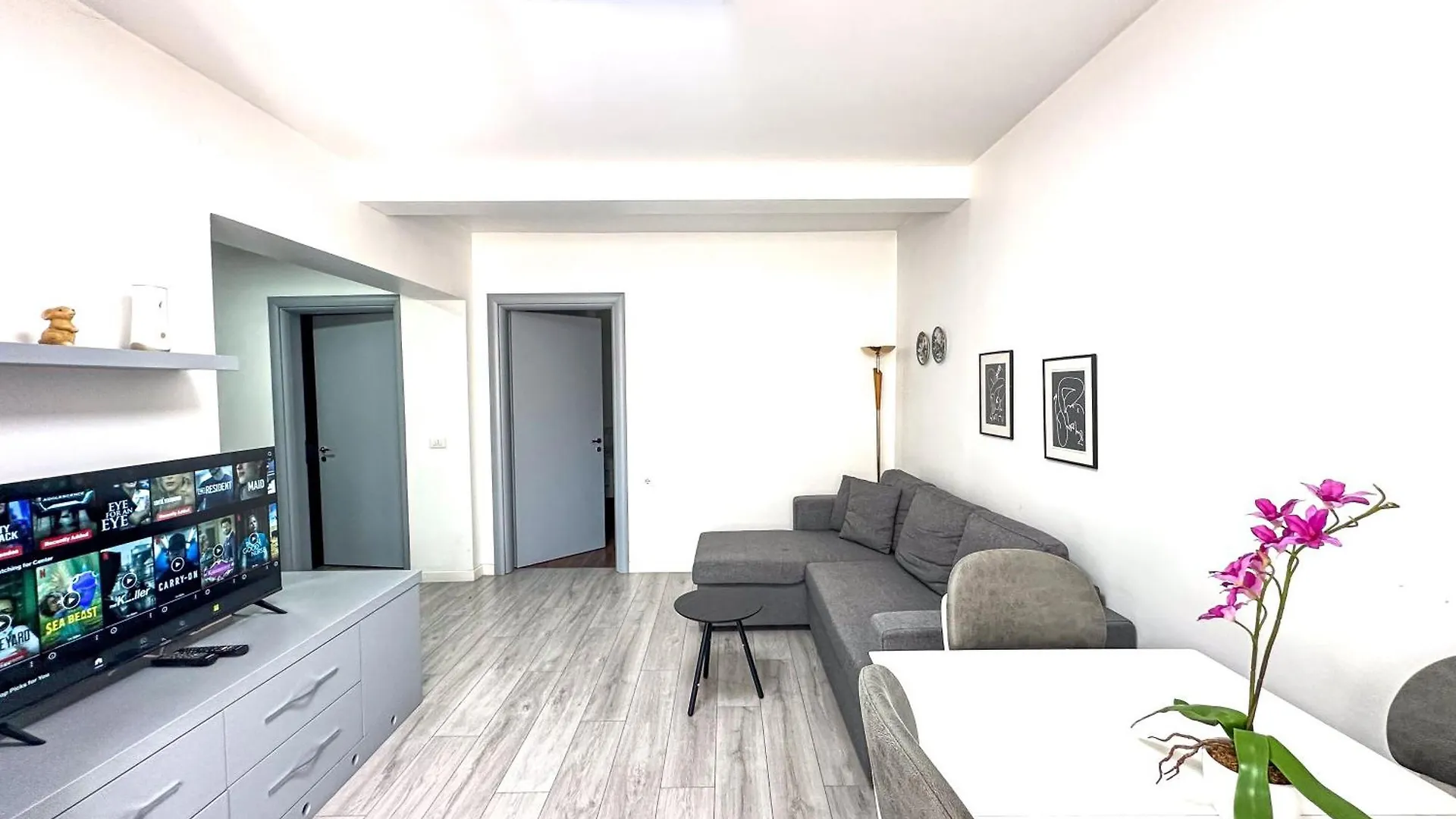 City Center 2Br Apartment Тирана
